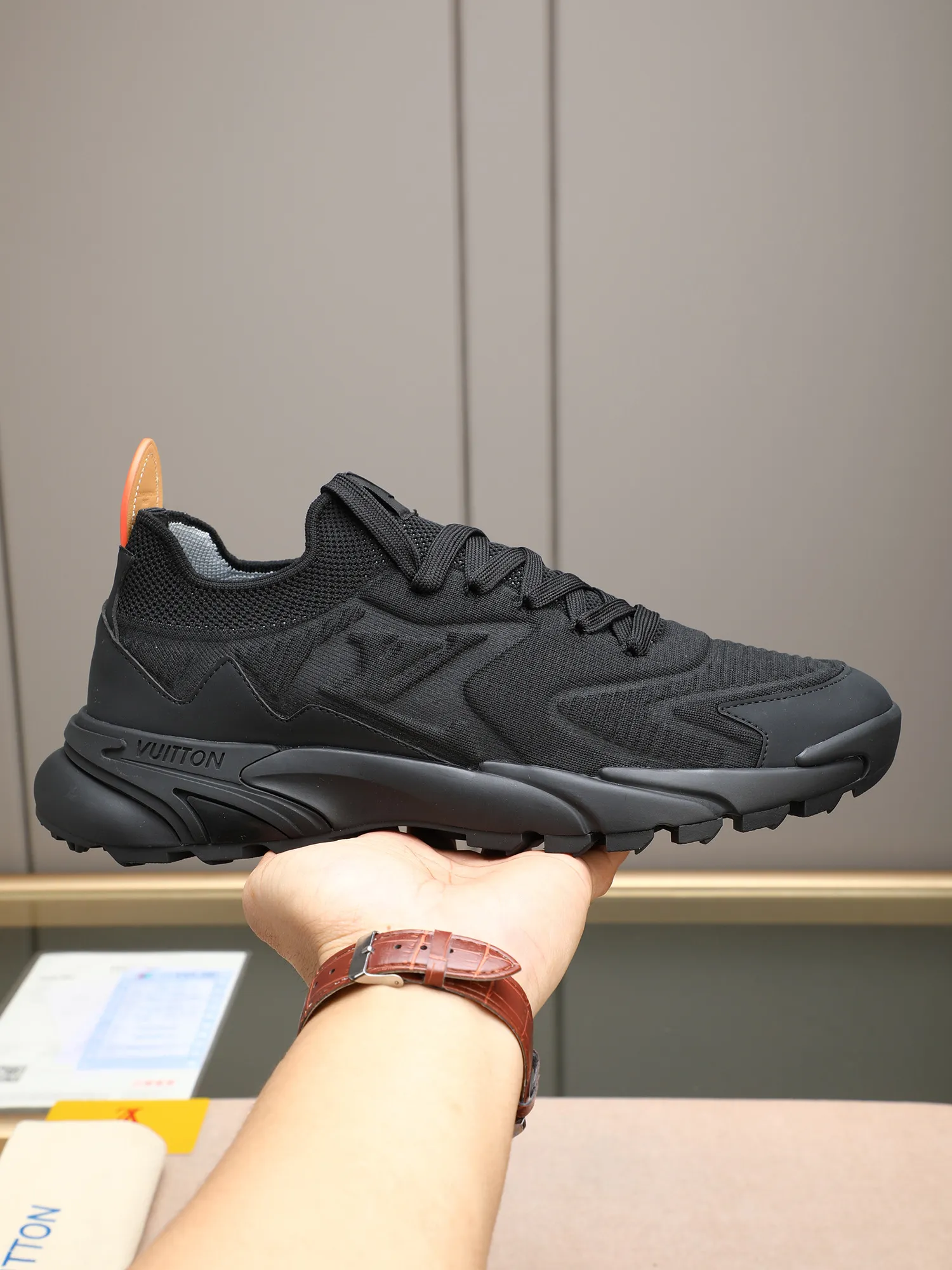 Men's Men's Shoes 💰580 LV Louis Vuitton L Jialu Brand Runner Tatic Series Thick Sole Casual Sports Shoes Running Shoes Original purchase, development and production This LV Runner Tatic sports shoe is blended with fly woven fabric material to interpret the inspiration of traditional mountaineering shoes. The LV letters are written on one side, the Louis Vuitton logo, and the light and wear-resistant rubber outsole completes the whole package. The delivery counter is exquisitely packaged🛍📦 ▪️Fabrics: Original imported custom fly-woven fabric ▪️Inner lining: Original custom-made breathable mesh ▪️Sole: Original open-molded anti-slip rubber combination material ▪️Sole thickness: 4CM ▪️Size: Men's 38-44 (45 custom-made)